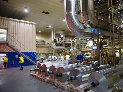 Bobinas de aluminio en la fábrica de Alucoat en Linares (Jaén).