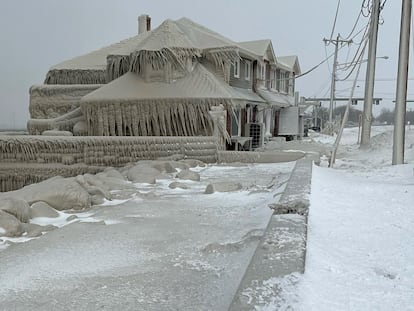 A mediodía de este domingo cerca de 200.000 personas se hallaban bajo alerta por tormenta de nieve, la mayoría de ellas en el Estado de Nueva York.