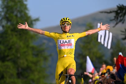 Tadej Pogacar entra en meta para ganar su quinta etapa en el Tour de Francia de este año.