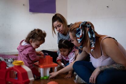 Varias madres adolescentes juegan con sus hijas.