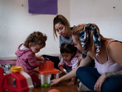 Varias madres adolescentes juegan con sus hijas.