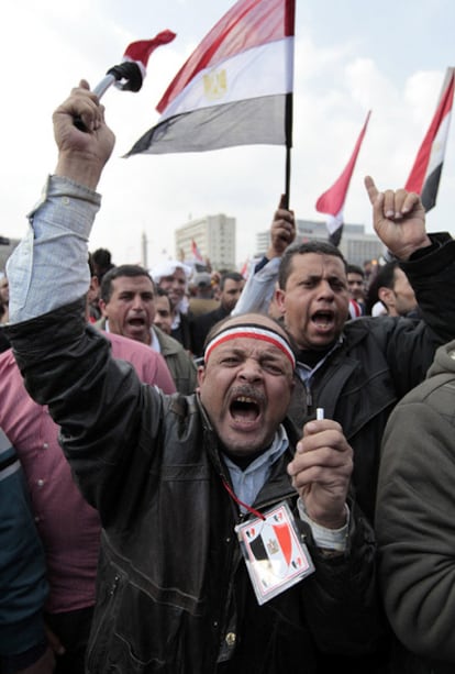 Manifestantes anti-Mubarak, en la plaza de la Liberación de El Cairo.