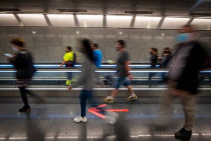 Passadís interior de l'estació de metro Diagonal de Barcelona. 