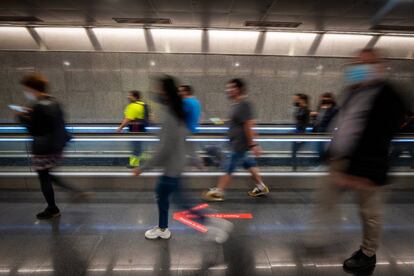 Passadís interior de l'estació de metro Diagonal de Barcelona.