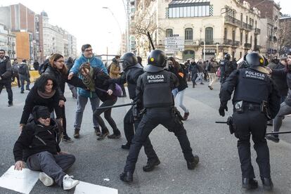 Los autodenominados Comités de Defensa de la República (CDR) han cortado el tráfico en varios puntos de la ciudad de Barcelona. En la imagen, un grupo de Mossos d'Esquadra intenta dispersar a miembros del CDR del barrio del Clot.