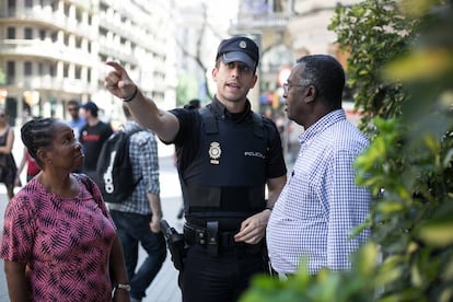 Un agent del CNP fa guàrdia a Via Laietana.