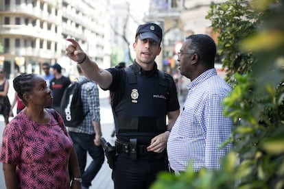 Un agent del CNP fa gu&agrave;rdia a Via Laietana.