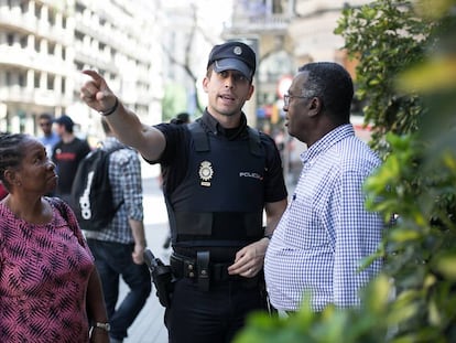 Un agent del CNP fa gu&agrave;rdia a Via Laietana.