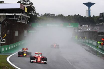 Kimi Raikkonen en un momento de la carrera seguido de Max Verstappen.