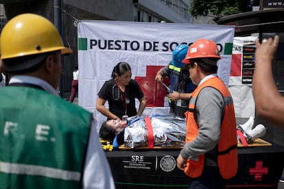 Una mujer simula estar afectada por las llamas en un ejercicio simulado en Ciudad de México. 