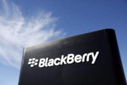 Logotipo de Blackberry a las puertas desu sede en Kanata en Ottawa (Canada). 