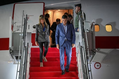 Pedro Sánchez y su esposa, Begoña Gómez, a su llegada a la isla de Bali (Indonesia), donde se celebró la última cumbre del G-20.