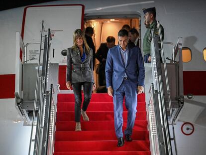 Spanish Prime Minister Pedro Sanchez and spouse Maria Begona Gomez Fernandez get off the plane upon arrival at Ngurah Rai International Airport ahead of the G20 Summit in Bali, Indonesia November 14, 2022. M Risyal Hidayat/G20 Media Center/Handout via REUTERS THIS IMAGE HAS BEEN SUPPLIED BY A THIRD PARTY. MANDATORY CREDIT.