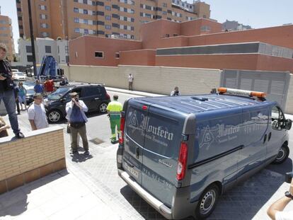 El furgón funerario que traslada el cuerpo sin vida de Sabrina Oliveira.