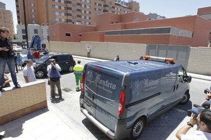 El furgón funerario que traslada el cuerpo sin vida de Sabrina Oliveira.