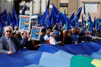 Manifestación de ciudadanos europeos en favor de Europa, este sábado en Roma.