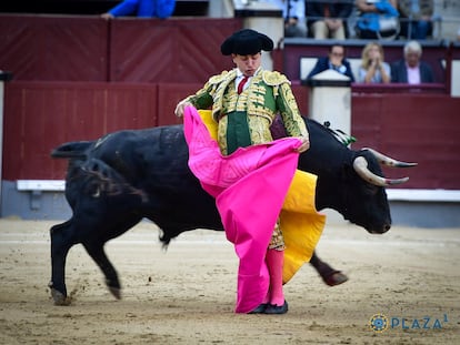 Nek Romero, en una chicuelina a su primer novillo.