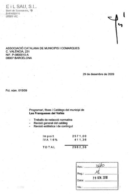 El mismo importe por trabajos muy diferentes.  Las 65 facturas que la empresa de Solà emitió el 29 de diciembre de 2009 son todas iguales, a pesar de que en algunos casos el trabajo que acarreaban conceptos como la “revisión estilística y de contenido” podía multiplicarse por 10 respecto a otros municipios.