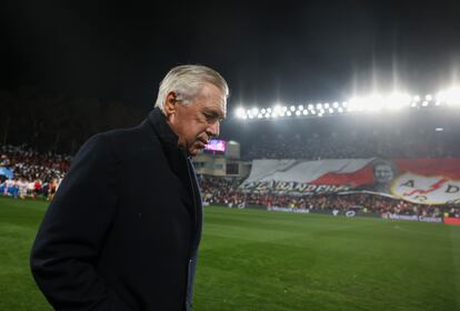 El entrenador del Real Madrid, Carlo Ancelotti, al inicio del encuentro en Vallecas.