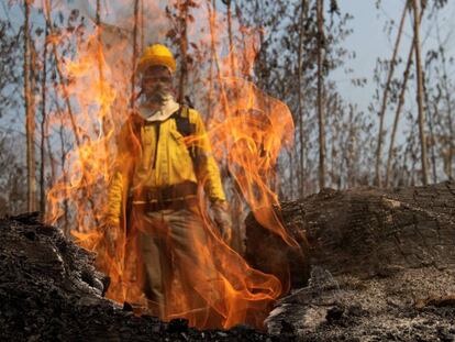 Bombeiro trabalha para apagar incêndio em Porto Velho