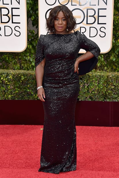 Uzo Aduba, de Orange is the New Black, eligió un vestido negro plagado de brillos.