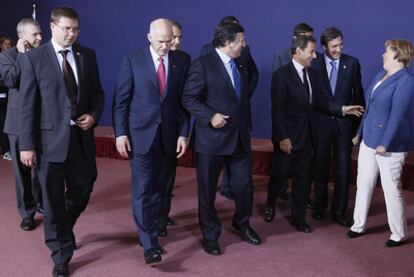 Papandreu, Zapatero, Barroso, Sarkozy, Passos y Merkel, a la llegada a la reunión de ayer en Bruselas