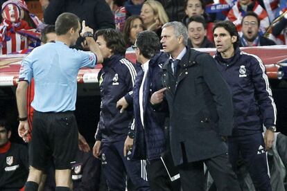 El árbitro Clos Gómez expulsa a José Mourinho por protesar durante la final de la Copa del Rey ante el Atlético.