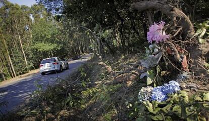 Varios ramos de flores en el lugar donde ocurrió el accidente en el rally de A Coruña.