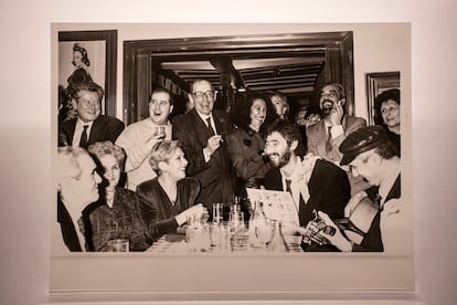 Miguel Delibes y Lola Herrera, entre otros, durante la cena de éxito de 'Cinco horas con Mario'.