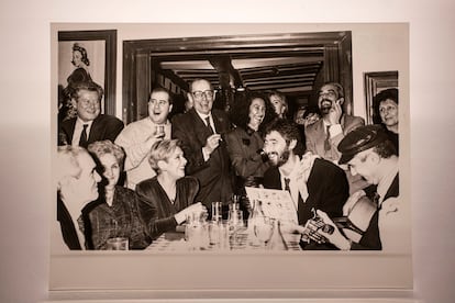 Miguel Delibes y Lola Herrera, entre otros, durante la cena de éxito de 'Cinco horas con Mario'. 