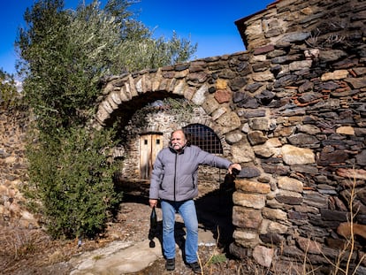 Carles Alonso posa en su bodega Carriels dels Vilars, ubicada en la comarca del Empordà.