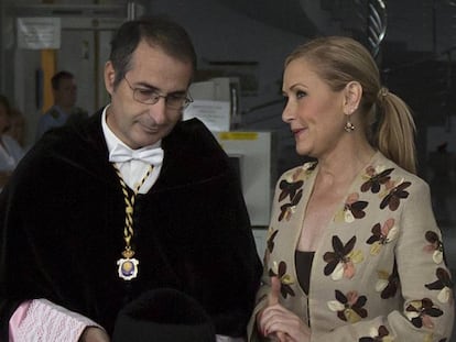 El rector Fernando Su&aacute;rez Bilbao y la presidenta de la Comunidad de Madrid, Cristina Cifuentes.