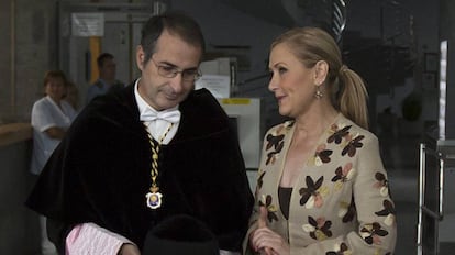 El rector Fernando Su&aacute;rez Bilbao y la presidenta de la Comunidad de Madrid, Cristina Cifuentes.