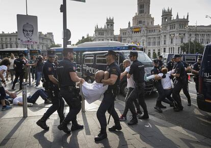 La policía desaloja a un grupo de encadenados en la calle Alcalá, que protestan por la moratoria de Madrid Central, el 1 de julio de 2019. Los activistas habían dejado libre el carril bus y explicaron que la zona de bajas emisiones sigue en vigor “con o sin multas”, recomendando a los madrileños utilizar el transporte público y evitar el coche en el centro de la ciudad.