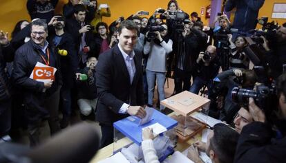 Albert Rivera vota a l'Hospitalet de Llobregat, aquest matí.