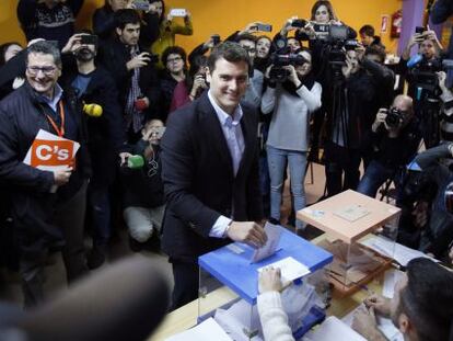 Albert Rivera vota a l'Hospitalet de Llobregat, aquest matí.