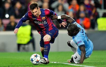 Messi se va de Sagna durante el partido ante el City.