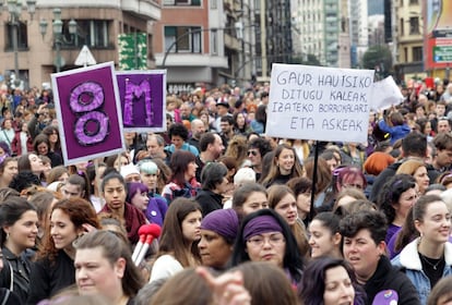 Miles de personas participan en las marchas feministas del 8-M. En la imagen, la manifestación de Bilbao.