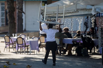 Bares y restaurantes en el centro de Barcelona, cerrados desde el 16 de octubre por la pandemia, vuelven a abrir sus puertas con limitaciones de aforo y horario.