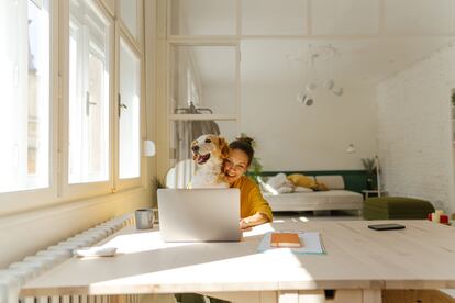 En España, el 96% de su población es usuaria de Internet –bien a través de los teléfonos inteligentes o mediante ordenadores y tabletas–, según datos del Observatorio Nacional de Tecnología y Sociedad (ONTSI). Bien utilizada, esa multiconexión ataja muchos trámites.