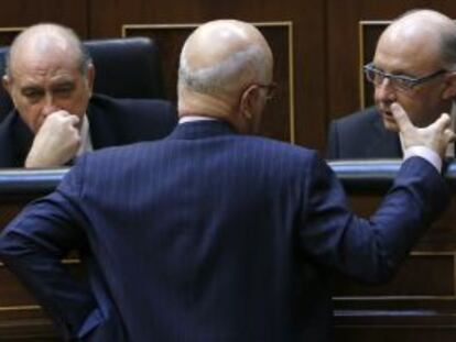 Los ministros de Fomento, Interior y Hacienda conversan con el portavoz de CiU, Josep Antino Duran Lleida.