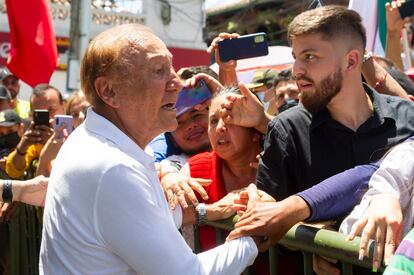 El candidato presidencial independiente, exalcalde de Bucaramanga Rodolfo Hernández, saluda a sus seguidores durante su visita a Piedecuesta.