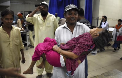 Uma idosa afetada pelo calor é levada a um hospital em Karachi (Paquistão). A forte onda de calor na província de Sindh, no sul do país, coincide com a primeira semana de ramadã, período no qual os seguidores do islã, religião majoritária no Paquistão, jejuam da alvorada ao pôr-do-sol. A previsão é de que as chuvas baixem um pouco a temperatura nos próximos dias.