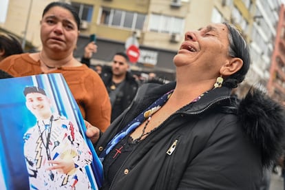 Una mujer sostiene una foto de Kostas Fragoulis, muerto de un tiro en la cabeza por un agente, durante una protesta frente al tribunal de Salónica, el viernes 9 de diciembre de 2022.