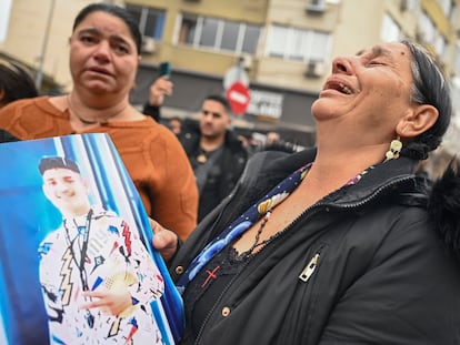 Una mujer sostiene una foto de Kostas Fragoulis, muerto de un tiro en la cabeza por un agente, durante una protesta frente al tribunal de Salónica, el viernes 9 de diciembre de 2022.