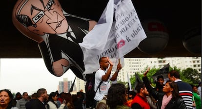 Assembleia dos professores da rede estadual de ensino de São Paulo, no vão livre do Masp, na sexta-feira. Segundo o portal 'G1', a categoria decidiu negociar reajuste salarial antes de decretar greve.