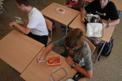 Alumnos del instituto Ausiàs March portan tarteras para el almuerzo.