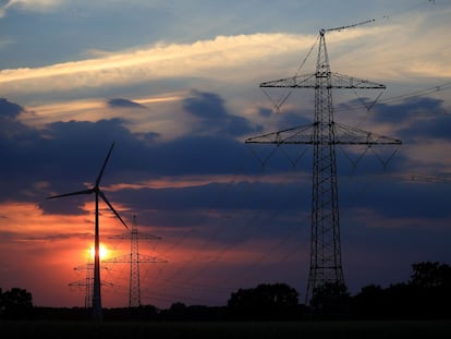 Torres eléctricas y una turbuna cerca de Barnstorf (Alemania), el pasado martes.