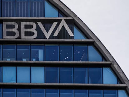 Fachada de la sede corporativa del BBVA, en el distrito de Las Tablas en Madrid. EFE/Emilio Naranjo/Archivo