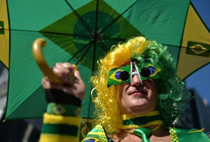 Militante vestido com as cores do Brasil na 18ª edição da Parada Gay em São Paulo, neste domingo.